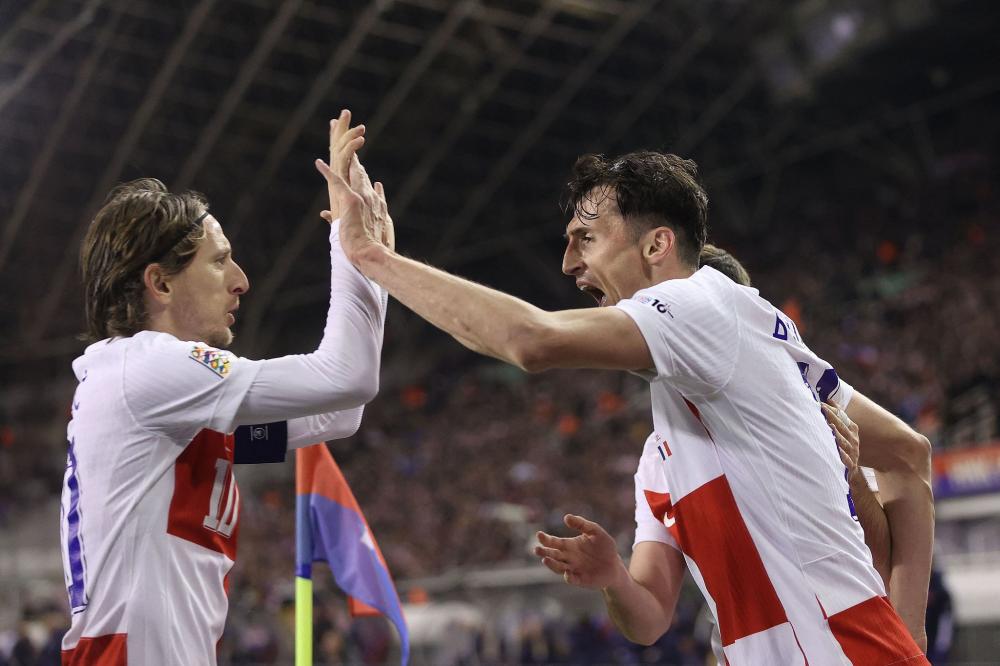 脚触球和抬